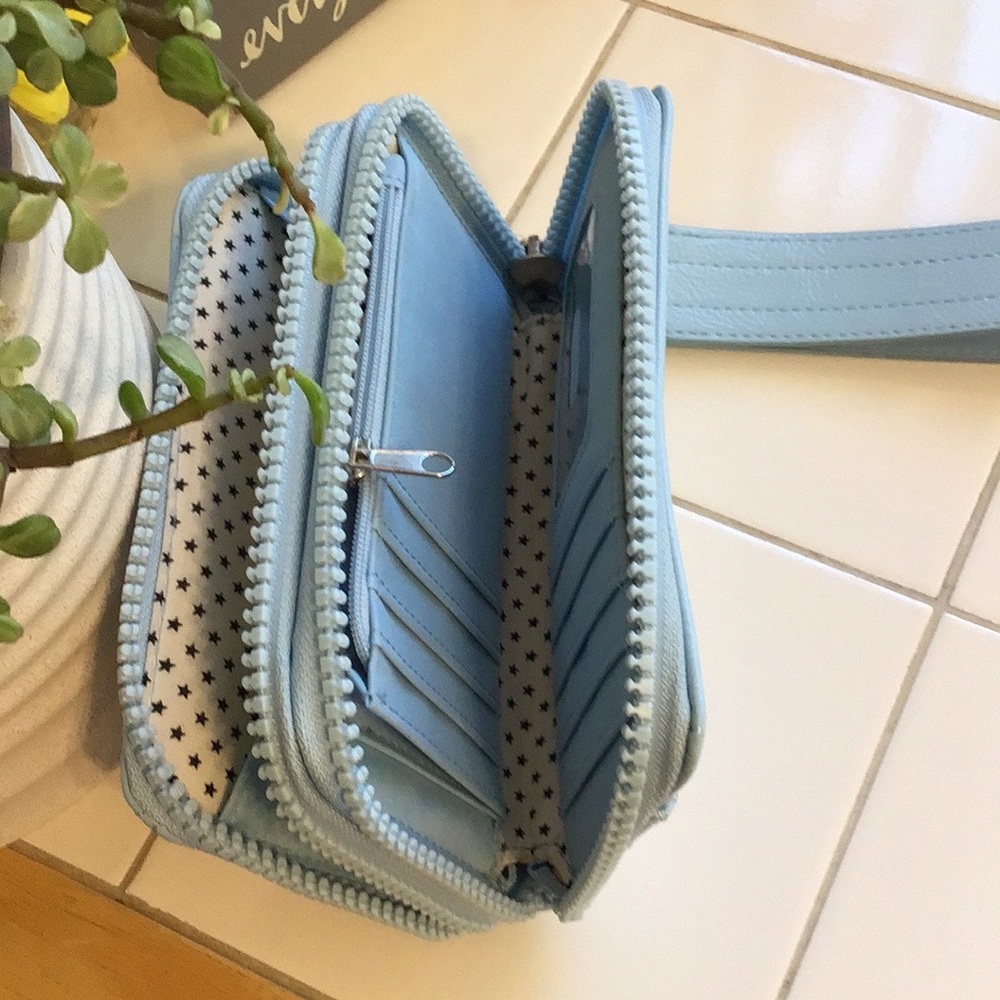 ‘No Boundaries’ Baby Blue Wallet/Wristlet NWT - Picture 5 of 8